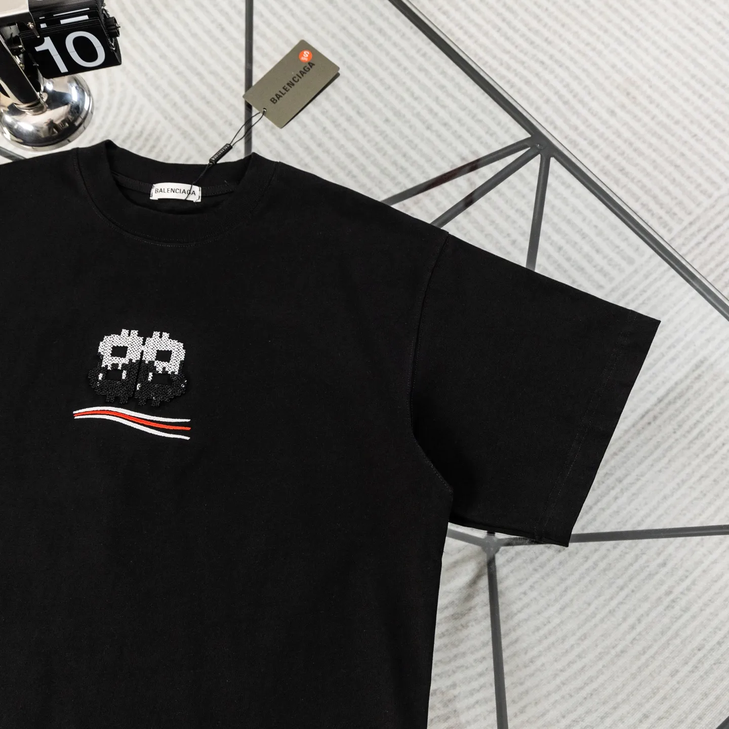 Balenciaga 26ss T T 。 • ： ， Red ， ； Same Style ， Black ， ， 。 • ： ， ， ； ， Breathable， 。 ： 、 ， ， ， 、 ， Versatile 。 Size：s—xl ：Black White